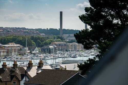 Work/holiday or crew home in West Cowes