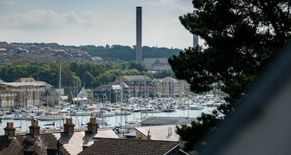 Work/holiday or crew home in West Cowes