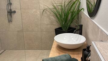 Dusche, Haartrockner, Handtücher