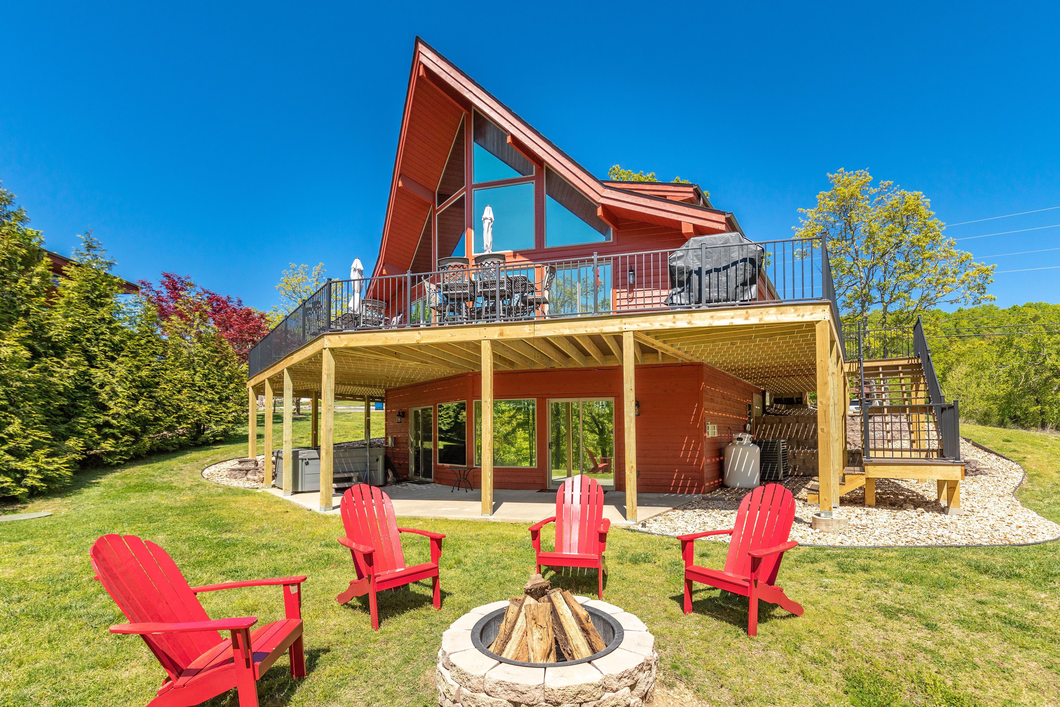 Cedar Cove -Private Lake Front + Hot Tub -5 min to Branson Strip -Dogs ok w/fee!