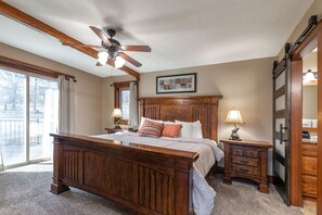 5 bedrooms, iron/ironing board, travel cot, free WiFi - Cedar Cove -Private Lake Front + Hot Tub -5 min to Branson Strip -Dogs ok w/fee! (Branson)