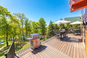 Outdoor dining - Cedar Cove -Private Lake Front + Hot Tub -5 min to Branson Strip -Dogs ok w/fee! (Branson)