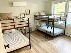 3 bedrooms, desk, WiFi