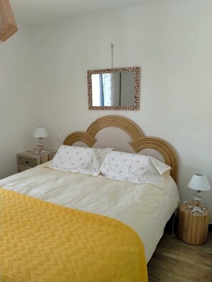 3 chambres, fer et planche à repasser, lit de bébé portatif