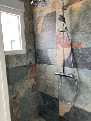 Dusche, Haartrockner, Seife, Toilettenpapier