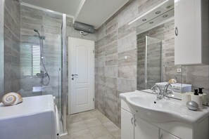 Douche, séchoir à cheveux, serviettes fournies