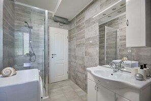 Shower, hair dryer, towels