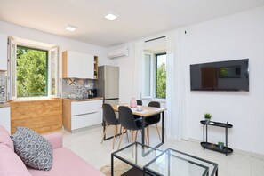 Unclassified image, 4 of 31, button