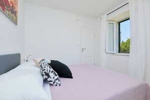 2 bedrooms, iron/ironing board, WiFi, bed sheets