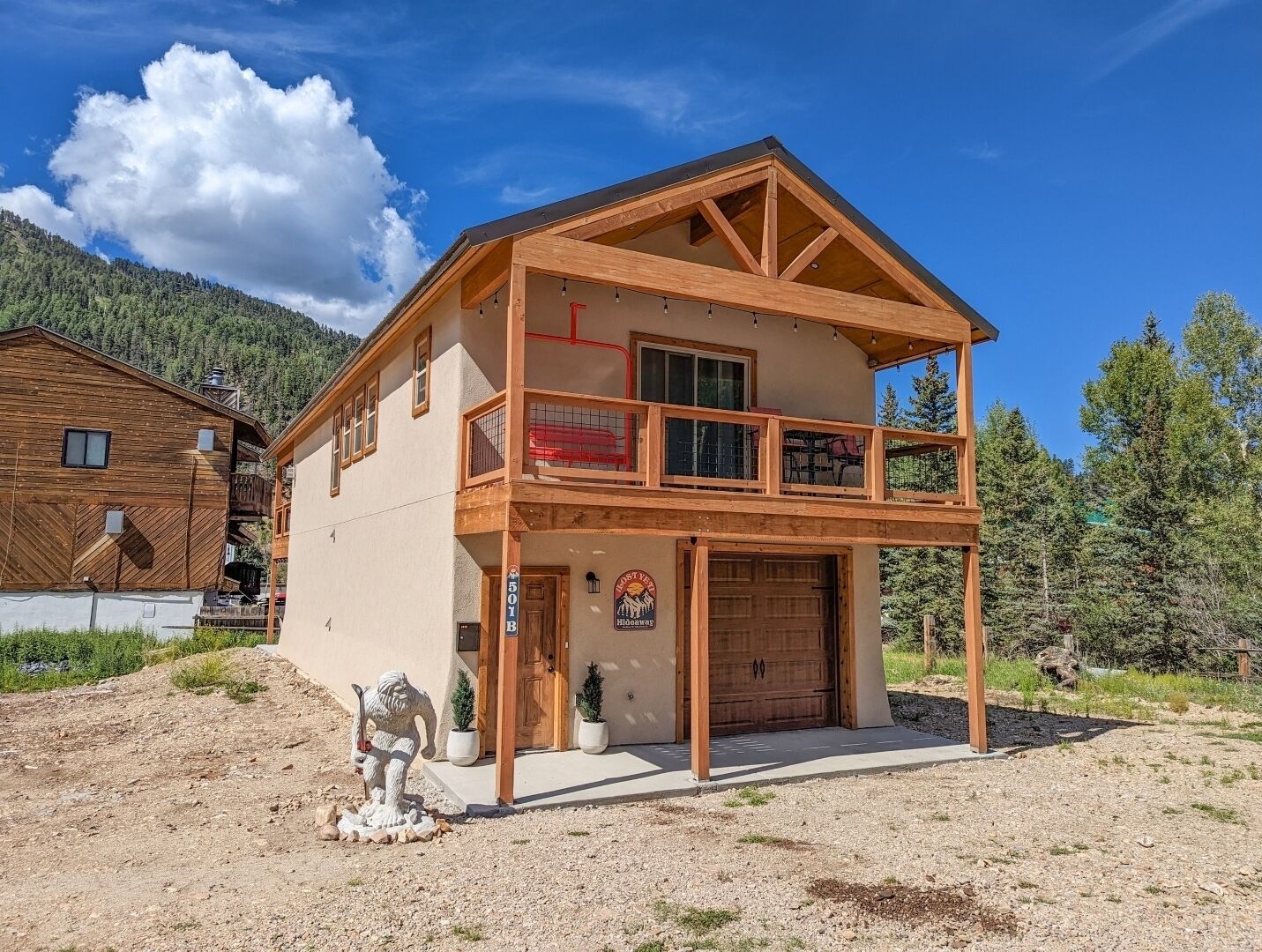 The Lost Yeti Hideaway - Downtown RR! - Hot Tub - Firepit - Bunkroom - Wi-Fi +