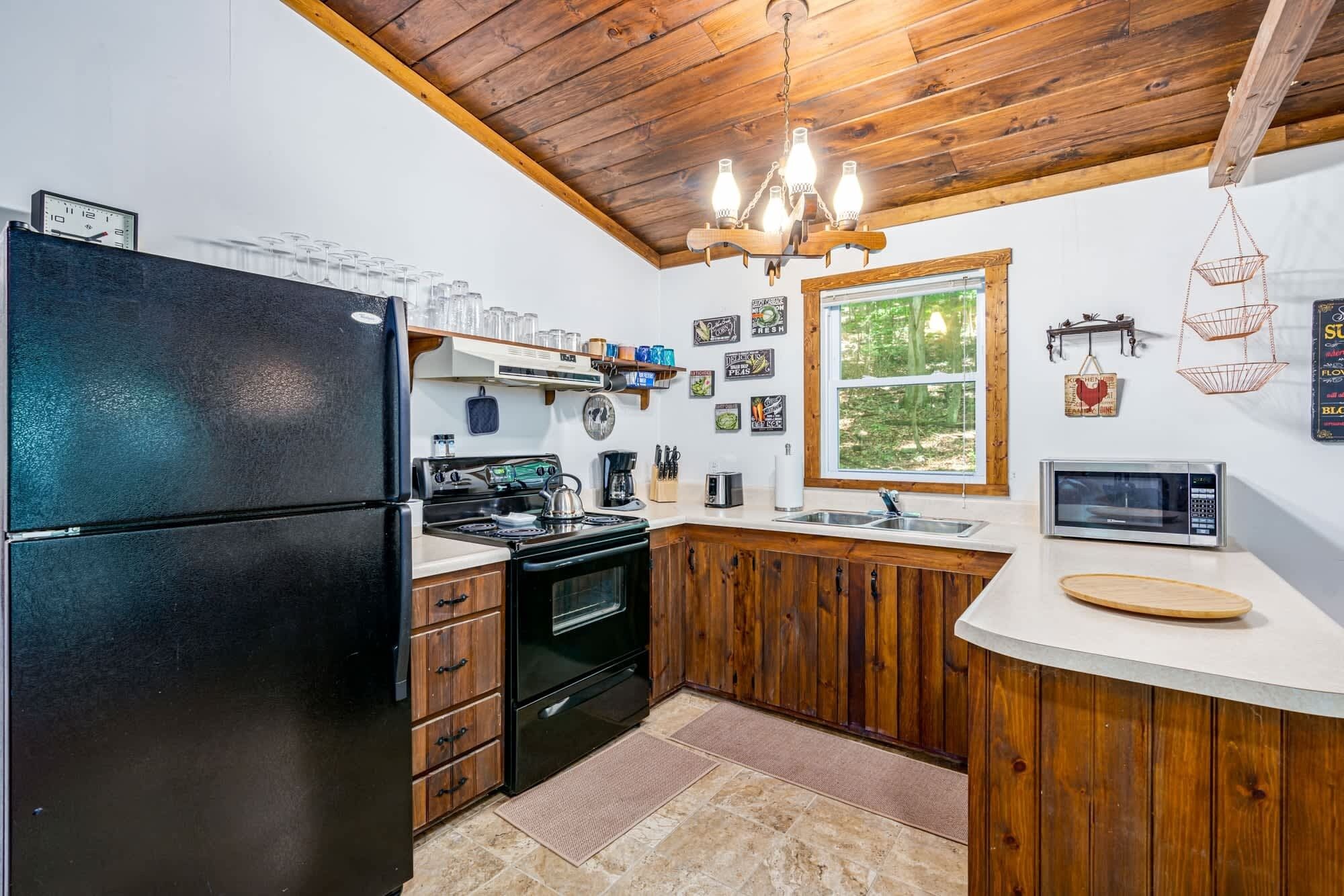 Kylskåp, mikrovågsugn, ugn och spishäll