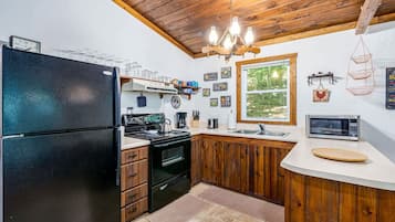 Kylskåp, mikrovågsugn, ugn och spishäll