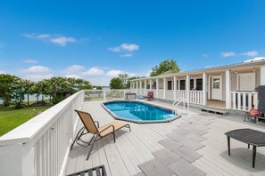 Pool - Lakefront Property with a pool & hot tub! (Groesbeck)