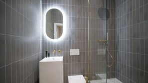 Shower, hair dryer, towels, shampoo - Chicago | The Heim (Manchester)