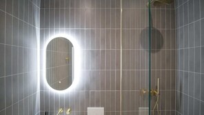 Douche, séchoir à cheveux, serviettes fournies, shampooing