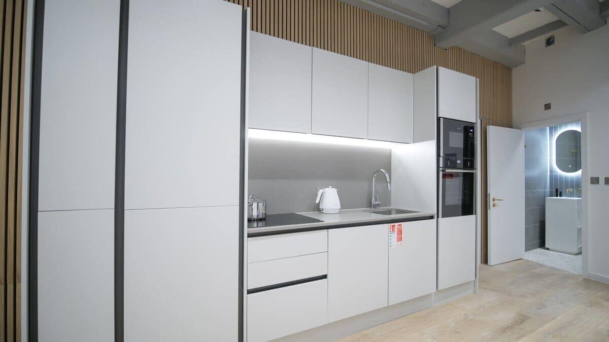 Kühlschrank, Mikrowelle, Ofen, Wasserkocher mit Kaffee-/Teezubehör