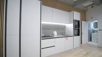 Kühlschrank, Mikrowelle, Ofen, Wasserkocher mit Kaffee-/Teezubehör