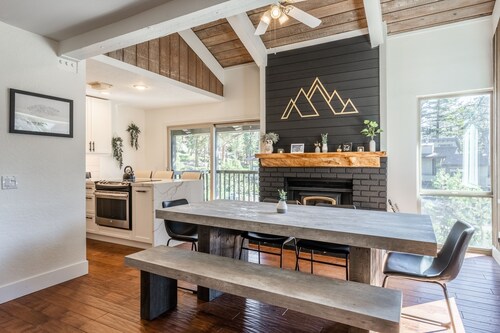 Chamonix 24 is a 2bed  plus loft  3 bath Upgraded Canyon Ldge Nearly Ski in Ski Out Sleeps 8