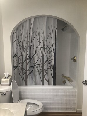 Bathtub, hair dryer, towels - Oneida Lake House in Quiet Neighborhood (Bridgeport)