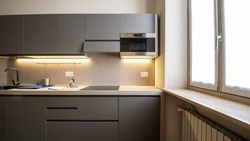 Kühlschrank, Mikrowelle, Ofen, Herdplatte