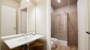 Dusche, kostenlose Toilettenartikel, Haartrockner, Bidet