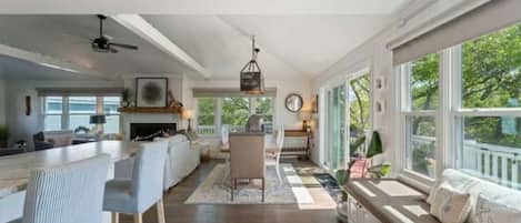 Smart-tv, eldstad, tv-spel och böcker