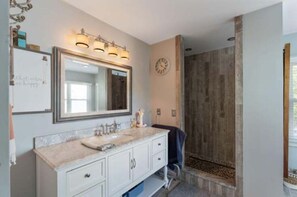 Combinazione doccia/vasca, asciugacapelli, asciugamani, sapone