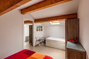 2 bedrooms, iron/ironing board, free WiFi, bed sheets