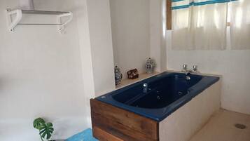 Ek Suite | Badkamer | Een douche, handdoeken, shampoo