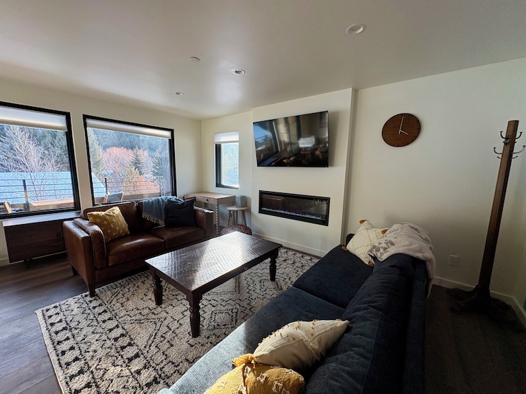 New & Stylish 2 Bedroom Condo With Great Views. Close To Downtown & Ski Lifts - Ketchum, ID
