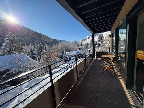New & Stylish 2 bedroom condo with great views. Close to downtown & ski lifts