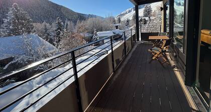 New & Stylish 2 bedroom condo with great views. Close to downtown & ski lifts