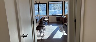 New & Stylish 2 bedroom condo with great views. Close to downtown & ski lifts