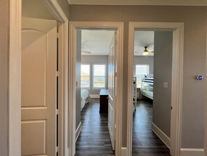 3 bedrooms, desk, soundproofing, free WiFi - Sunny Catalina, family friendly 10 minutes walk from private beach (Galveston)