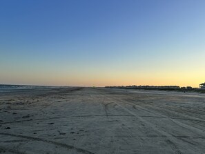 Una playa cerca, sillas reclinables de playa, toallas de playa