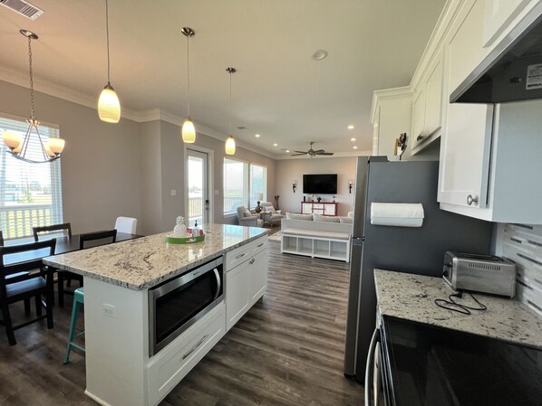 Fridge, microwave, oven, stovetop - Sunny Catalina, family friendly 10 minutes walk from private beach (Galveston)