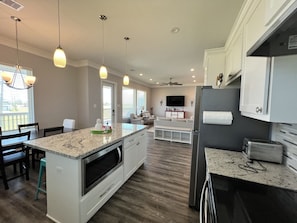 Refrigerador, microondas, horno, placa de cocina