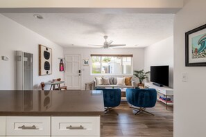 Smart TV, books, stereo, offices