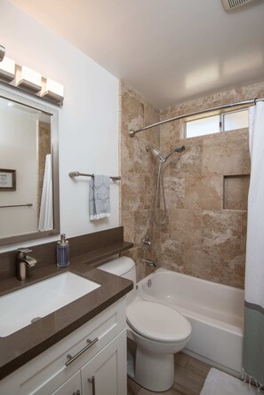Baignoire, sĂšche-cheveux, serviettes fournies, savon