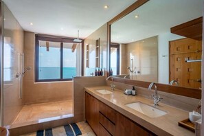 Baignoire, sĂšche-cheveux, serviettes fournies, shampoing
