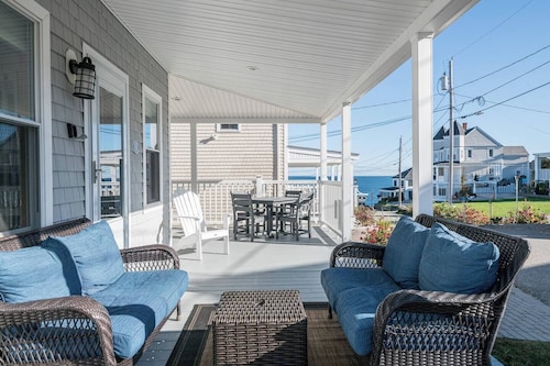Beautiful Water View cottage on the NubbleLight.