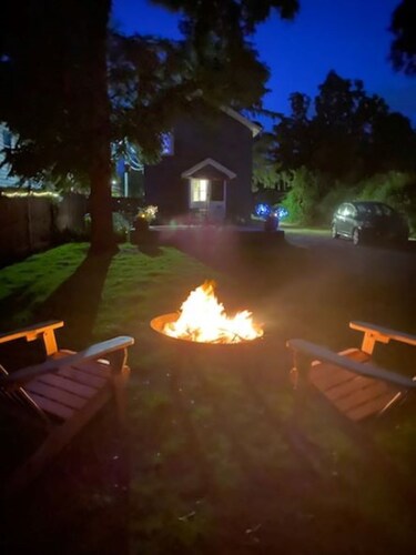 Charming Riverhead home with large outdoor patio & backyard  firepit