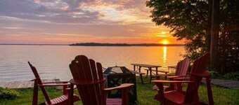 Stunning Sunset Lake house | Dual WiFi/BBQ/Family friendly |  sleeps 8 adults