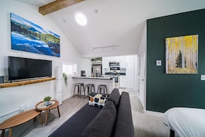 TV, fireplace, video games, stereo - New cabin w/ hot tub, fireplace near National Park (Estes Park)