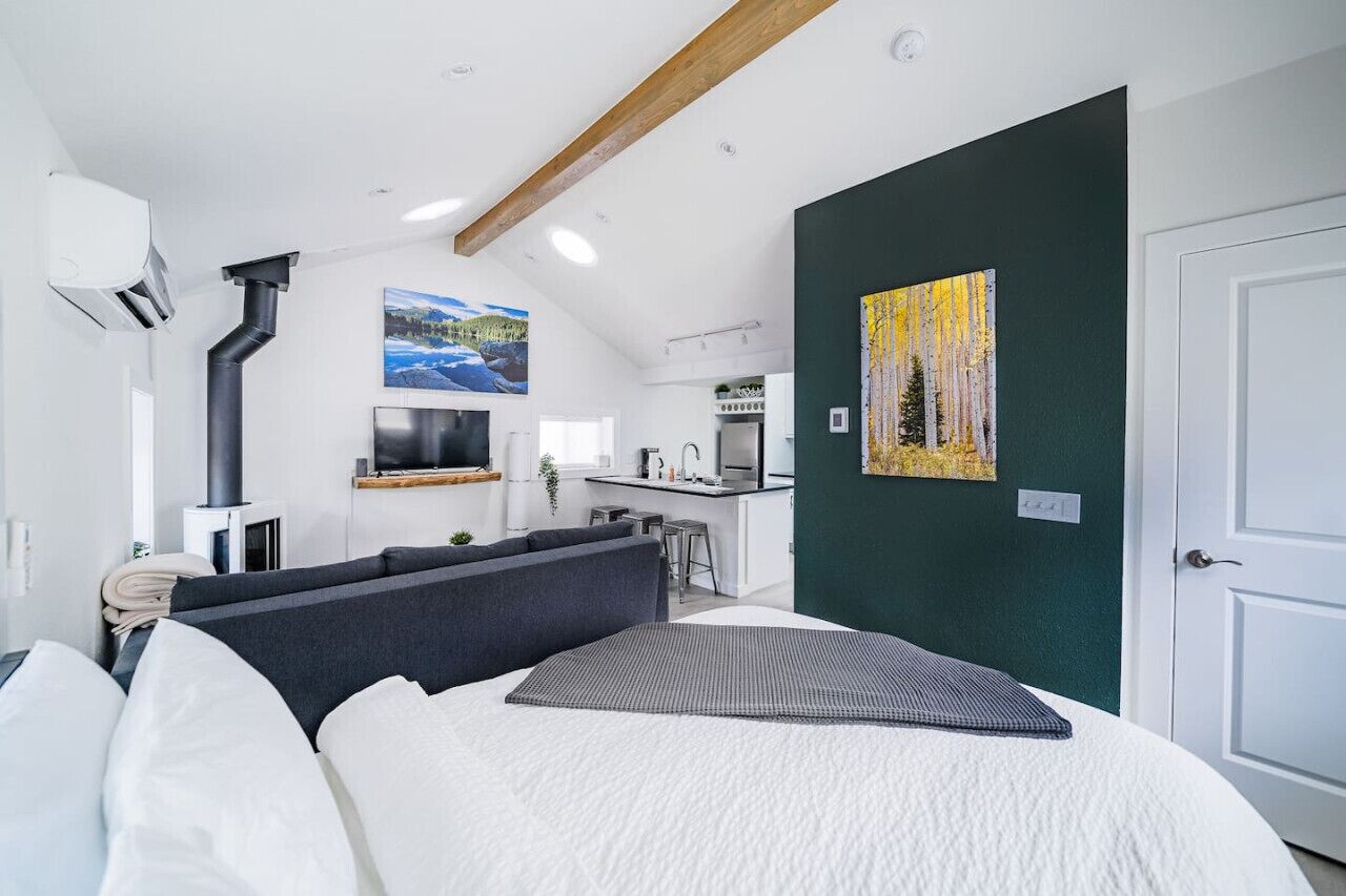 1 soverom, skrivebord, strykejern/-brett og reiseseng for barn