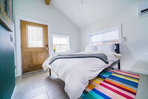 1 chambre, bureau, fer et planche à repasser, lit parapluie