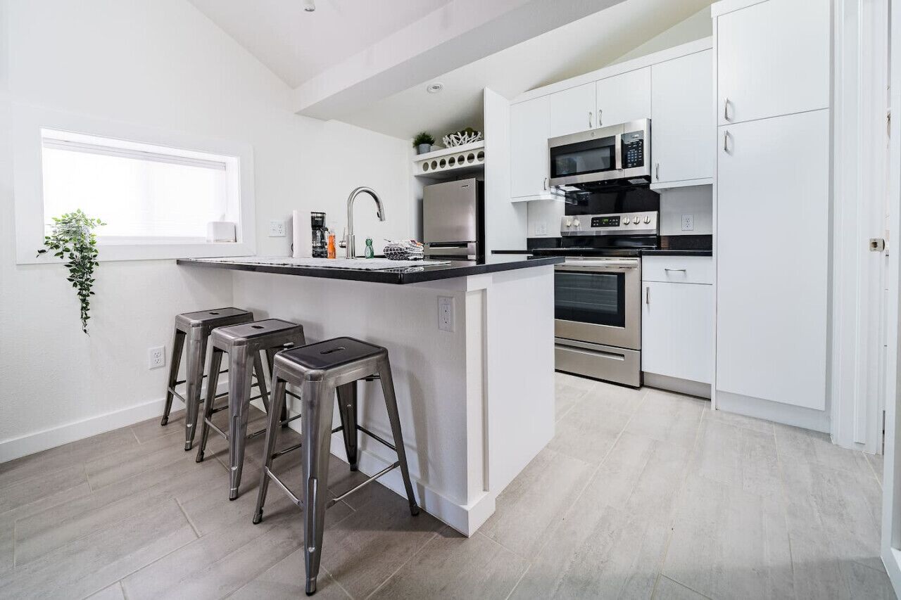 Kjøleskap, mikrobølgeovn, ovn og kokeplater