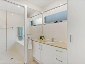 Shower, hair dryer, towels - Villa Luxe Miami, Heated Pool, 5 min walk to beach (Miami)