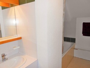 Bathtub - 8th floor, view mountain, balcony, parking, tv, ski locker, 38m², Les 2 Alpes (Les Deux Alpes)