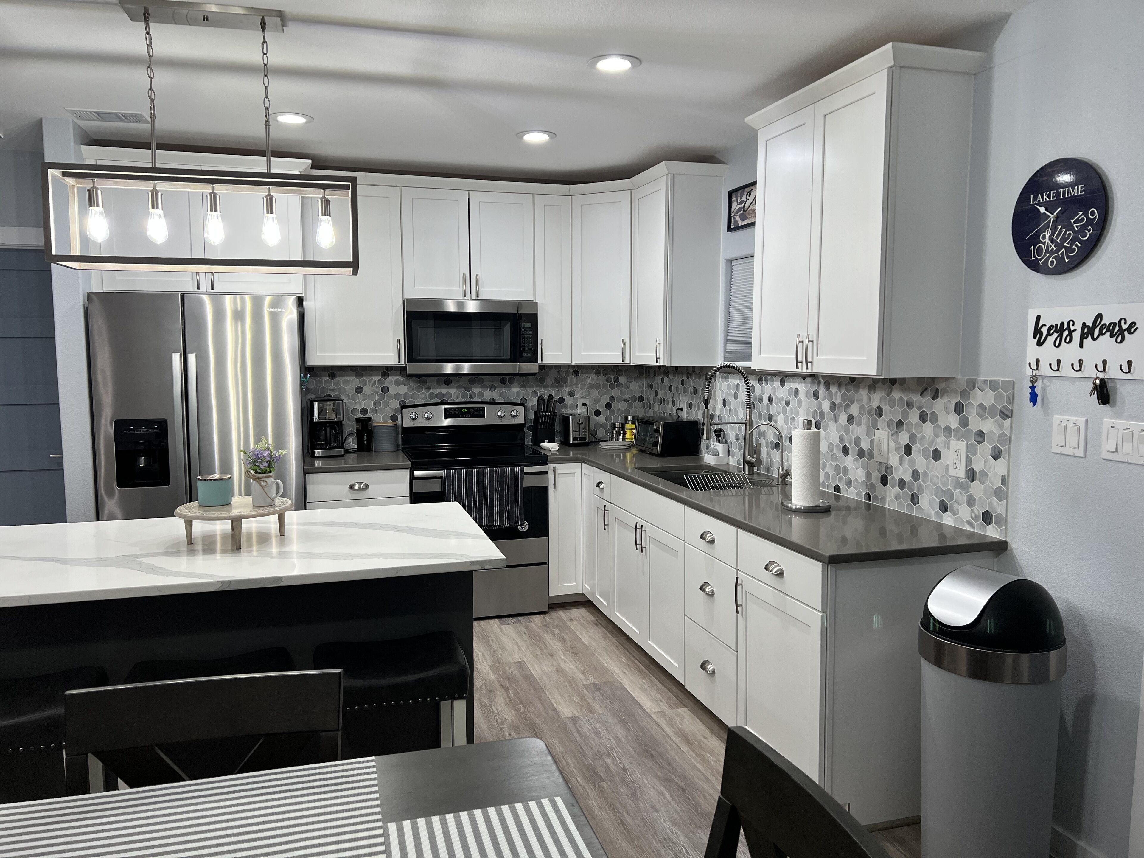 Kylskåp, mikrovågsugn, ugn och spishäll